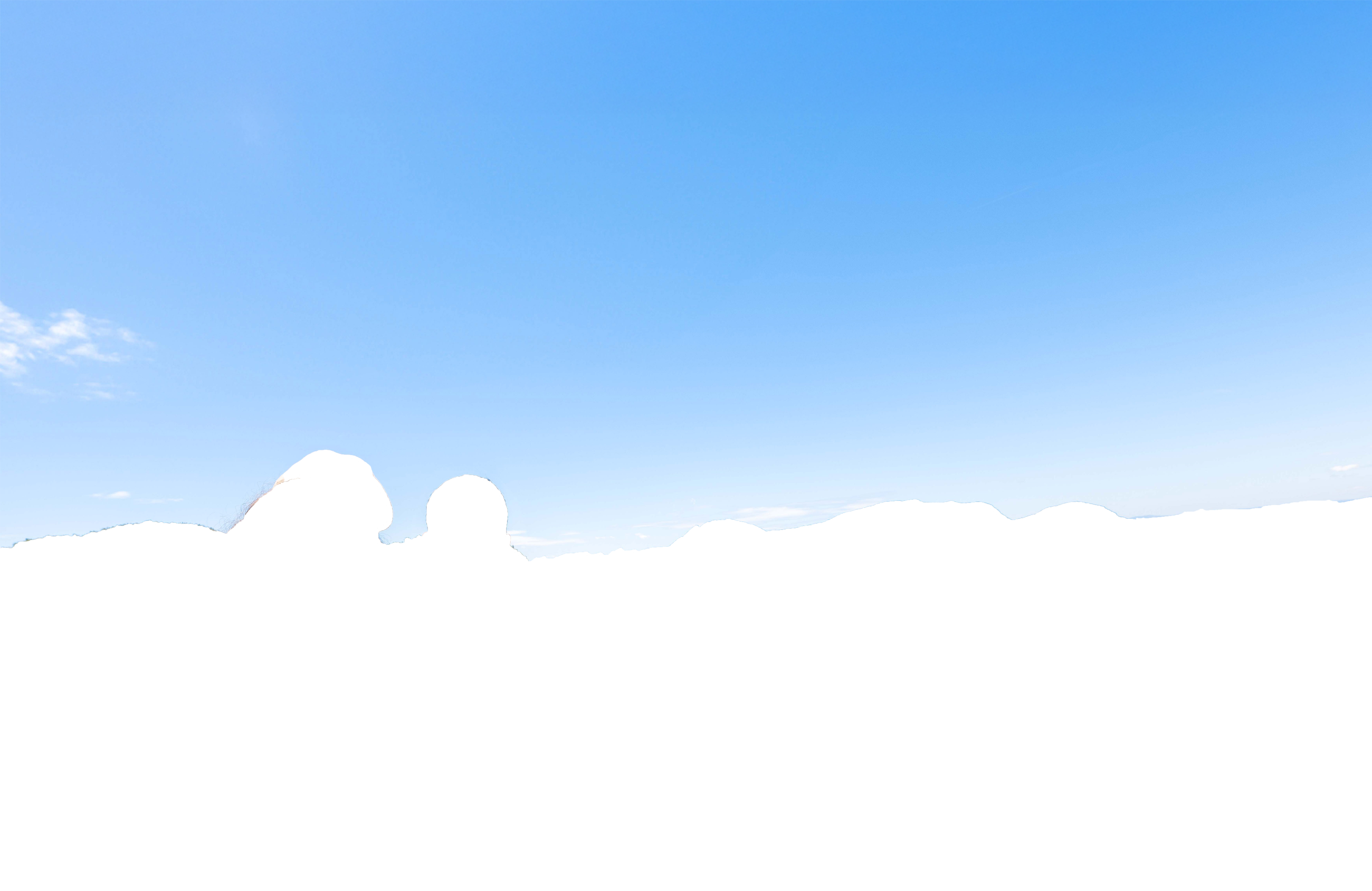 ciel bleu avec nuages blancs