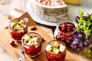 Salade de cerises et sirop aux 4 épices, Tomme de Savoie en copeaux et amandes torréfiées