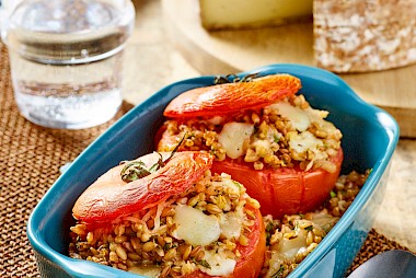 Tomate farcie à l’épeautre, échalotes confites, herbes fraiches et Tomme de Savoie