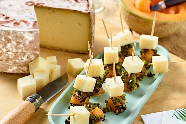 Brochettes de melon marinés au poivre de timmut et muscat, dés de Tomme de Savoie et pistaches