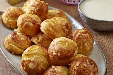 Gougères farcies sauce Mornay à la Tomme de Savoie IGP