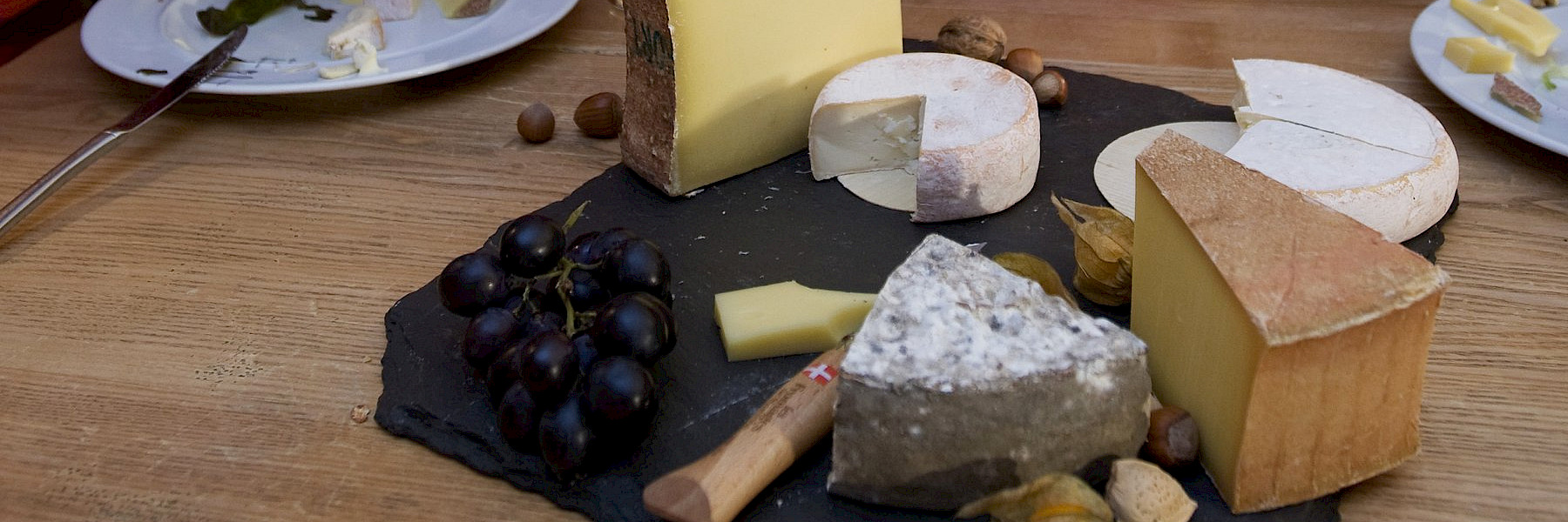 Plateau de fromage avec la Tomme de Savoie