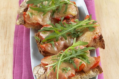 Crostini aux tomates, copeaux de Tomme de Savoie IGP et roquette