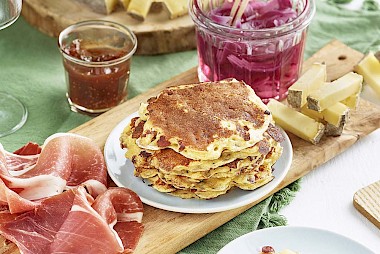 Pancake à la Tomme de Savoie, jambon de Savoie, confit de figues, oignons pickles