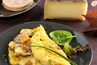Omelette festive aux cèpes, foie gras et Tomme de Savoie