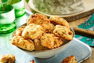 Cookies à la Tomme de Savoie, oignons confits et graines (tournesol, pavot, lin)