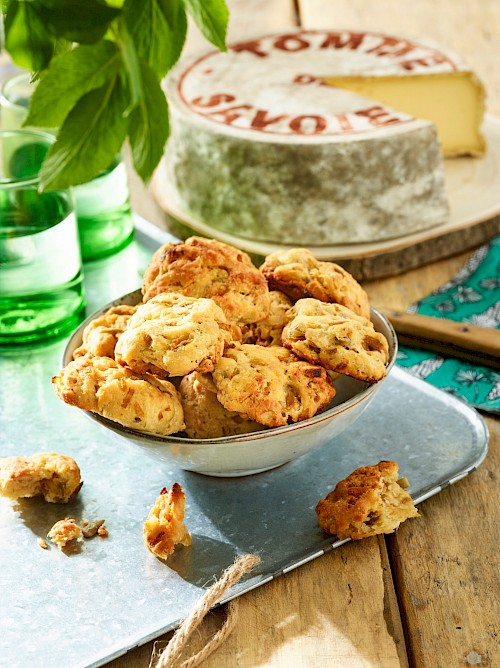 Cookies à la Tomme de Savoie, oignons confits et graines (tournesol, pavot, lin)