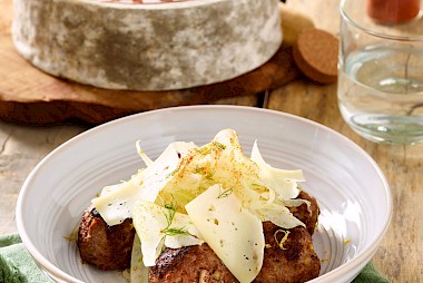 Boulettes de bœuf au paprika, salade citronnée de fenouil et copeaux de Tomme de Savoie