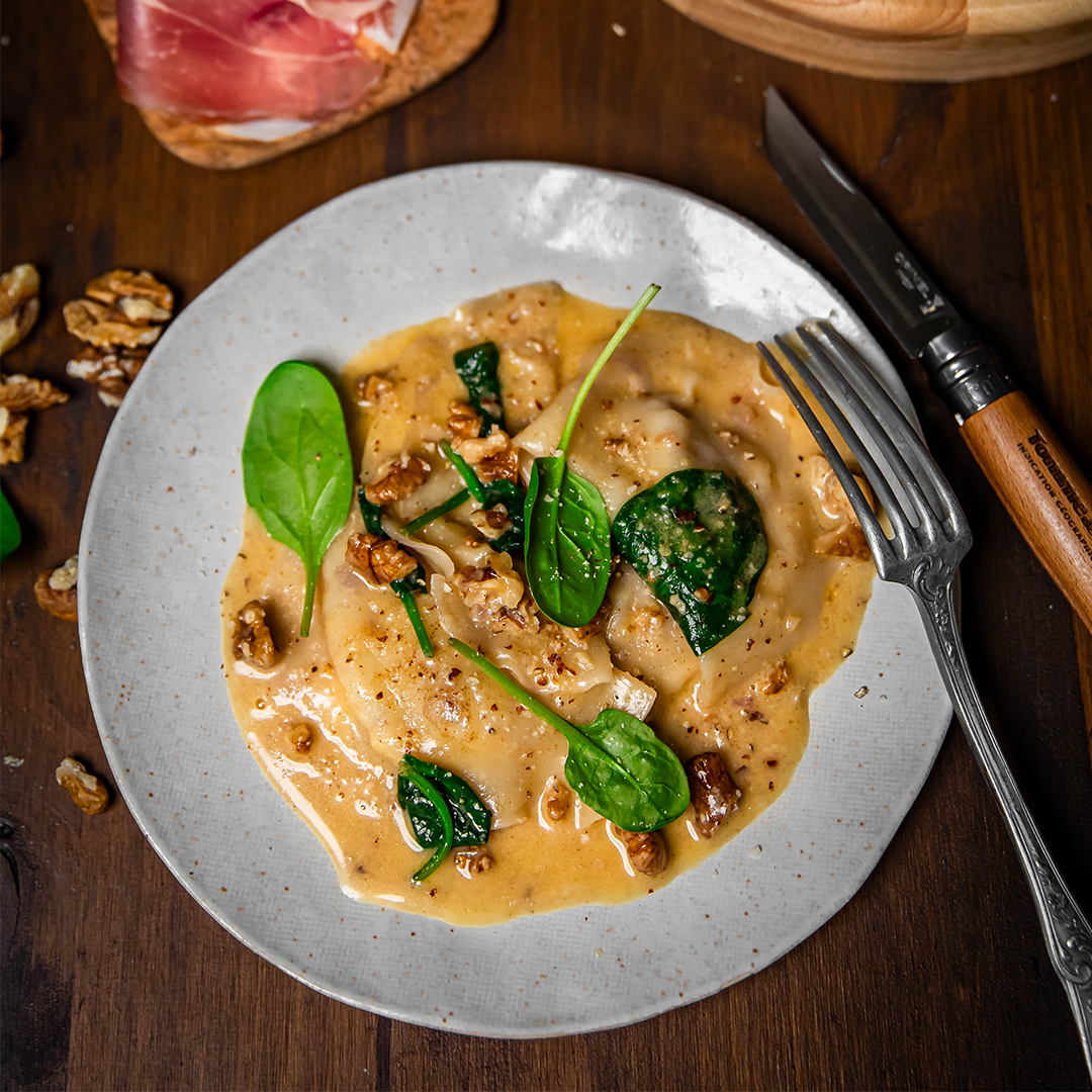 Raviolis de Tomme de Savoie et jambon, beurre de noix et pousses d’épinards