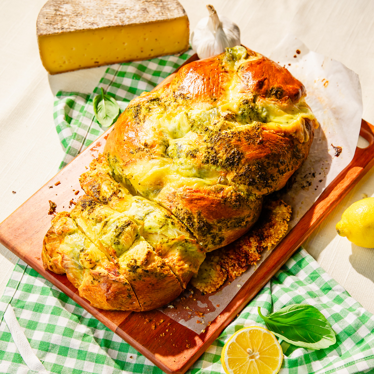 Brioche tressée à la Tomme de Savoie et au pistou