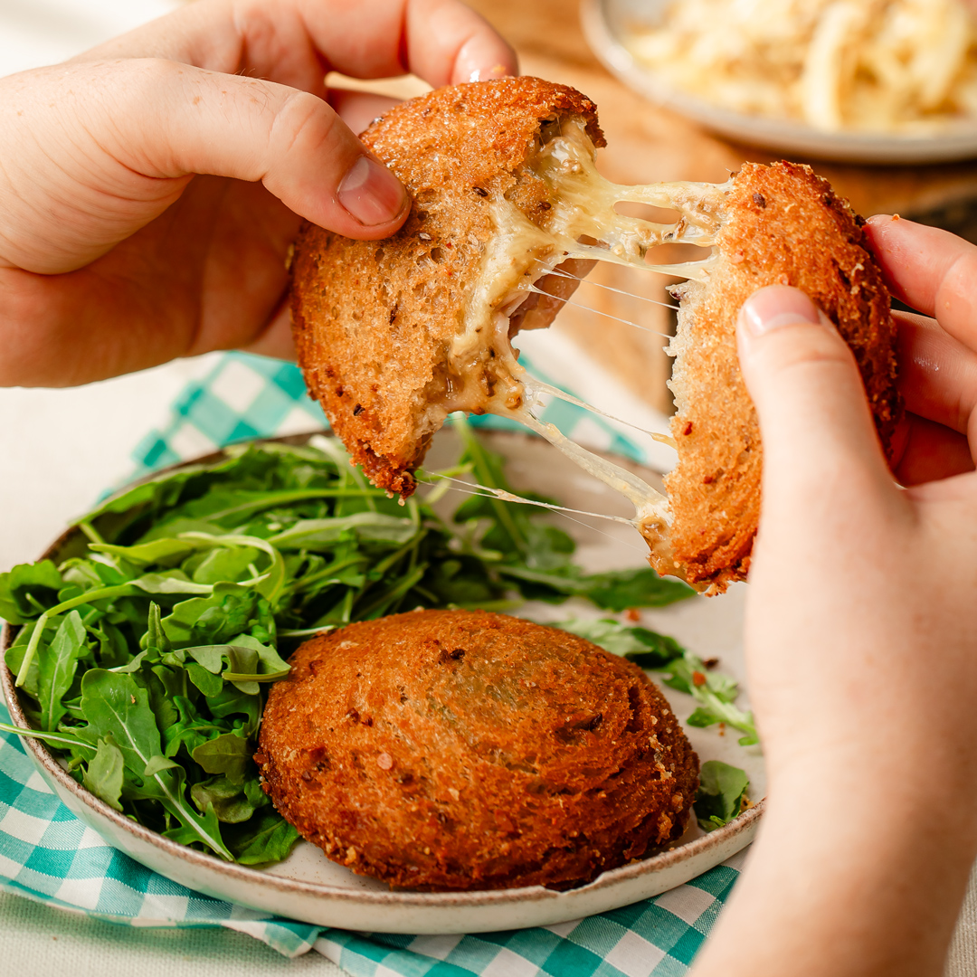 Chaussons frits de pain de mie à la Tomme de Savoie