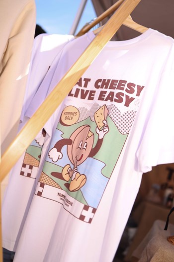 T-shirt unisexe – Collection Live Easy Eat Cheese