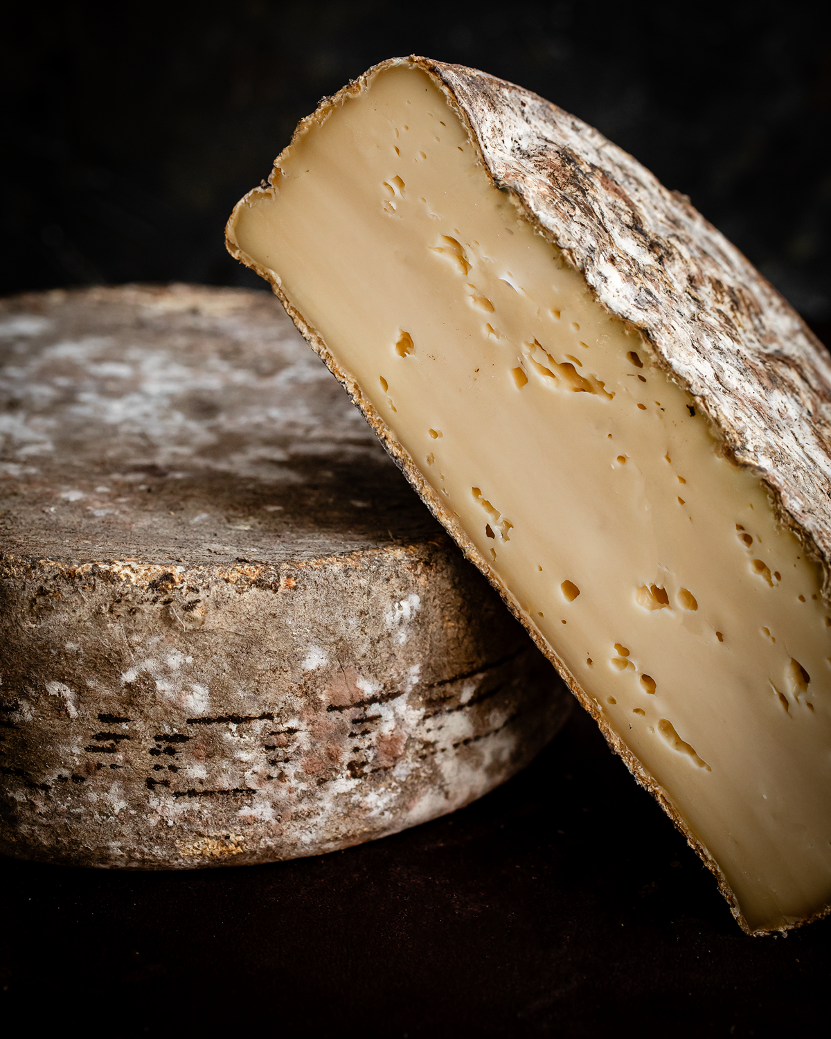 tomme de savoie tranchée posée sur une deuxième tomme