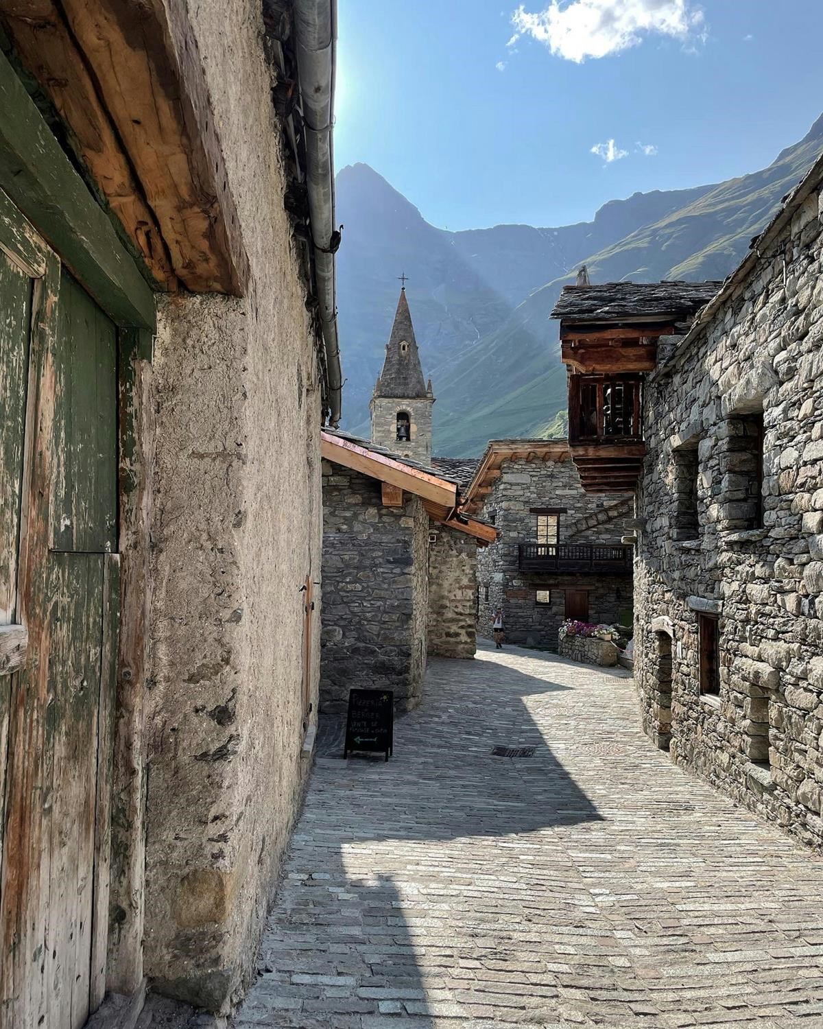 rue d'un village de haute savoie avec maisons en pierres